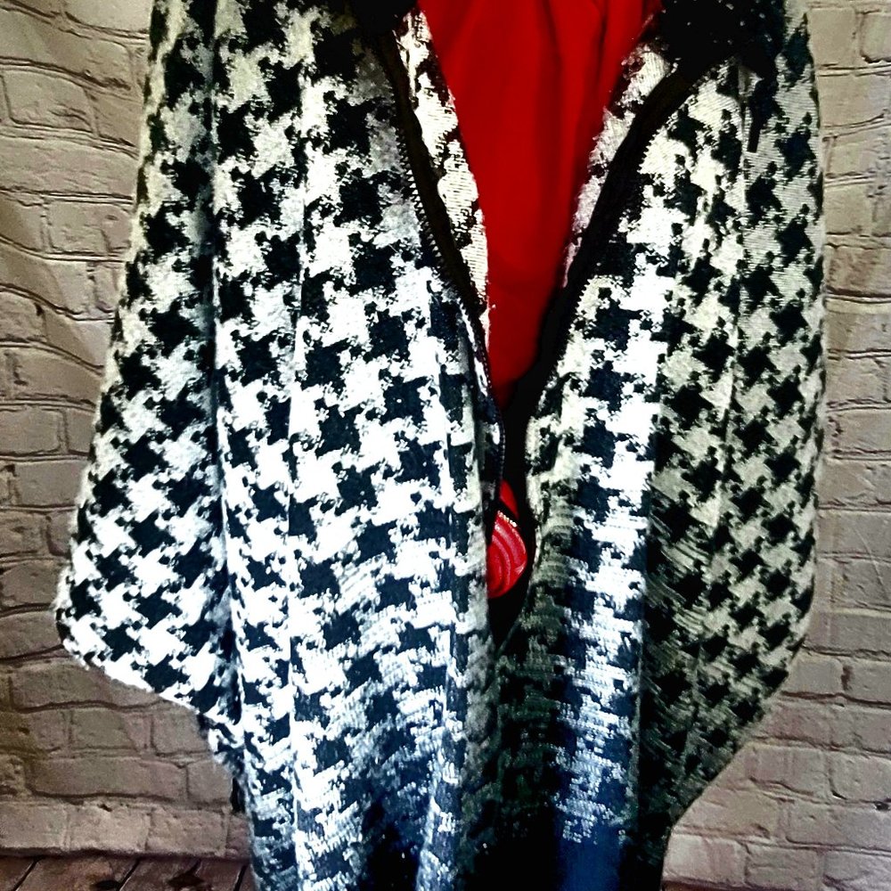 🖤🤍🖤 Absolutely colorful poncho, even in black and white